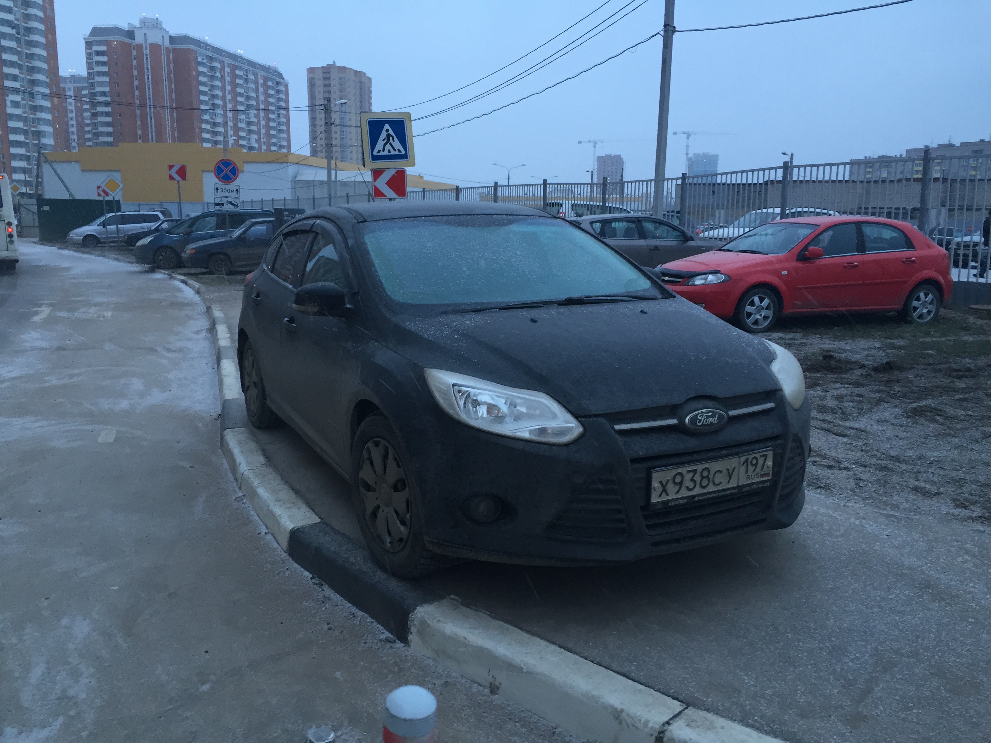 автомобиль на тротуаре в москве